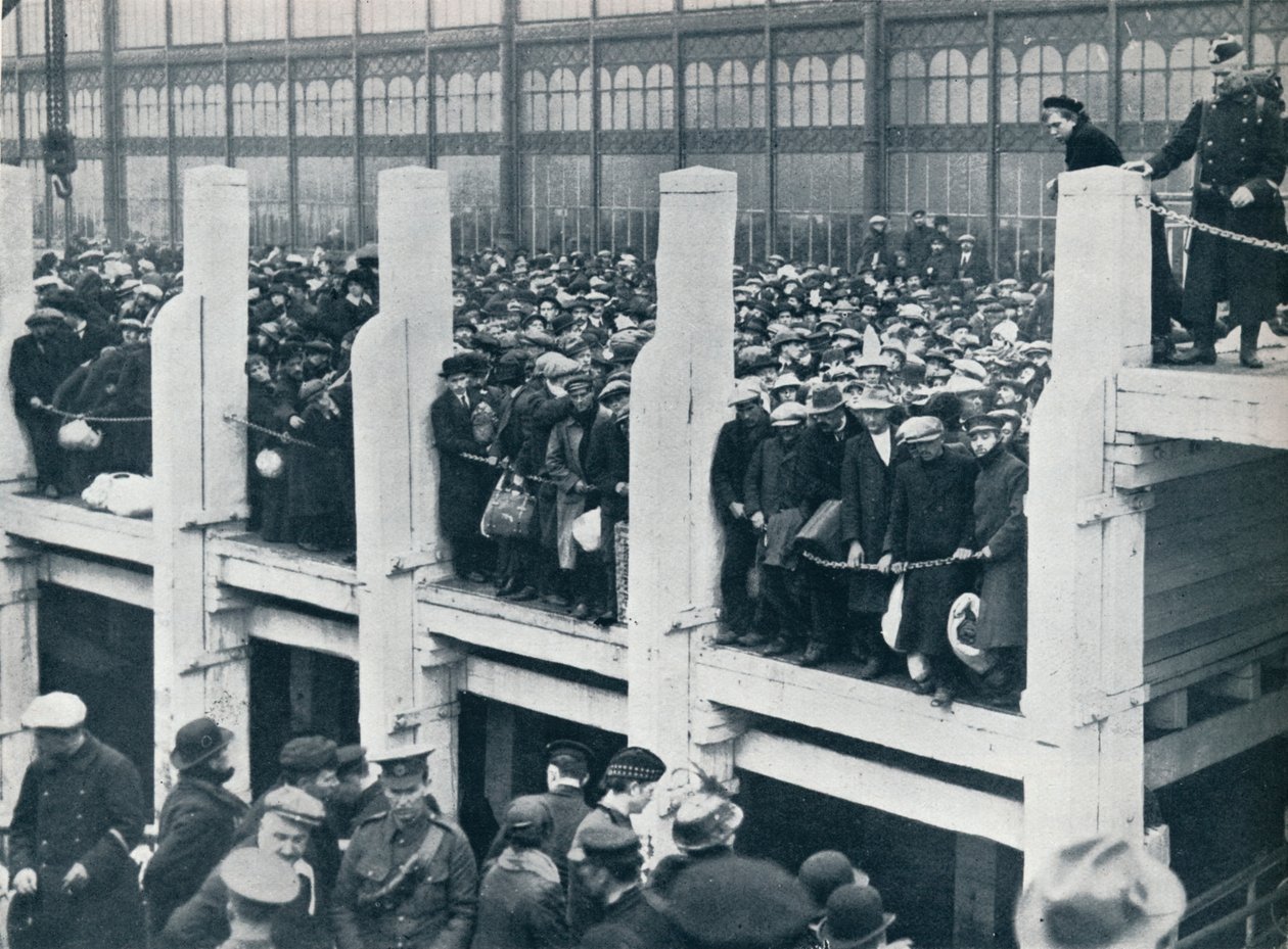 1914年，在奥斯坦德（Estend）港口上的比利时难民等着一条船将他们带到英国。 作者 不明