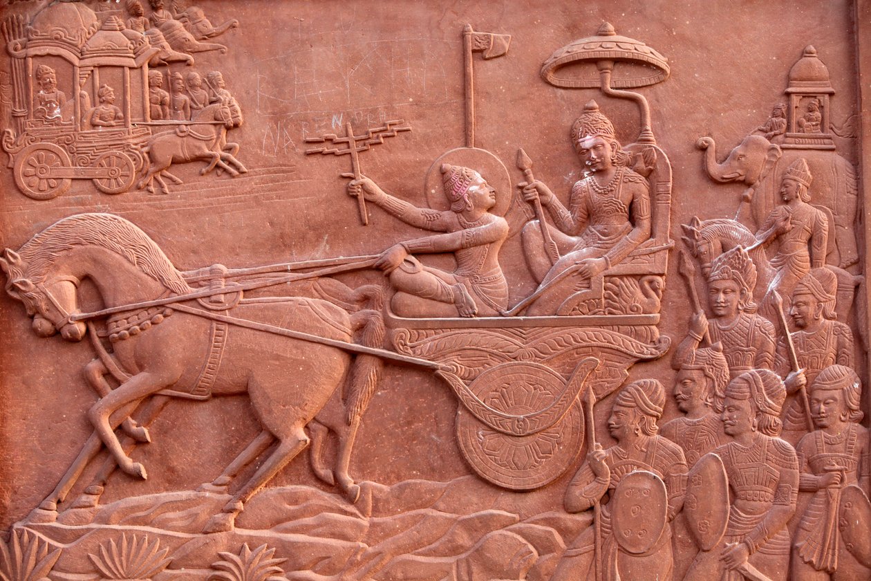 Bhagavad Gita engraved on a Hindu temple : Krishna driving Arjuna