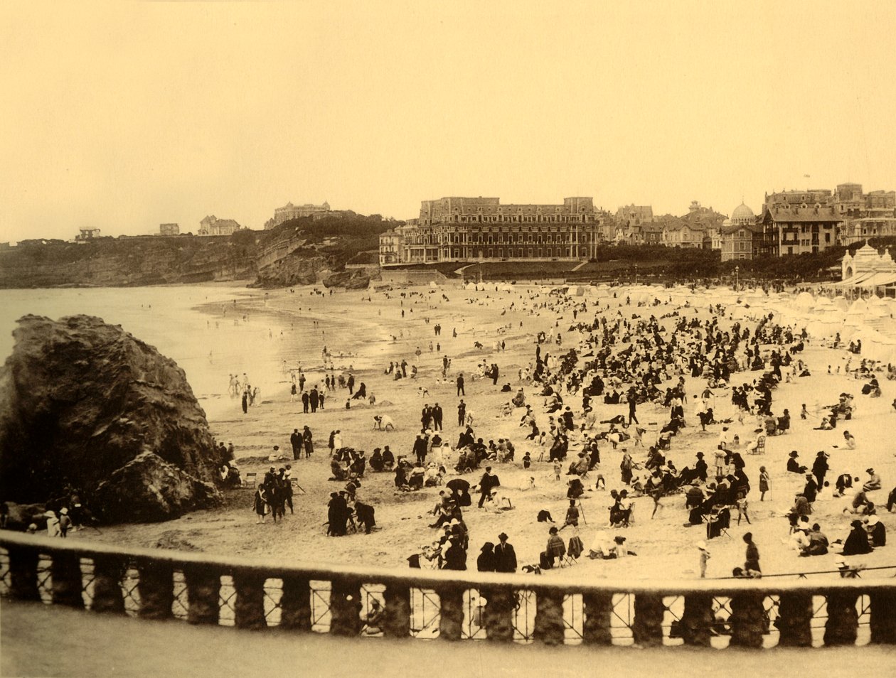 比亚里茨（Biarritz）-在1930年在大广场上。 作者 不明