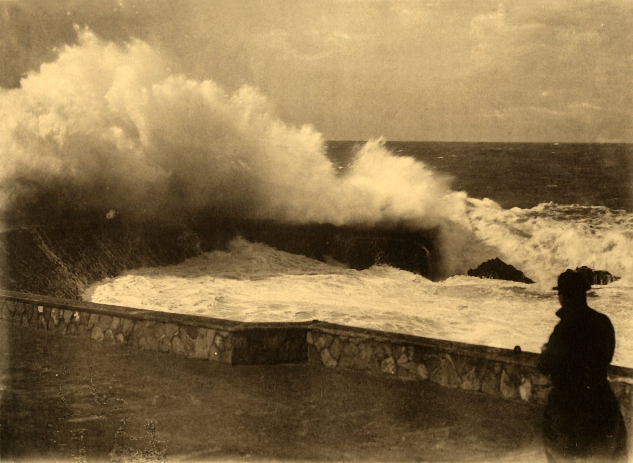 比亚里茨（Biarritz）-罗彻（Rocher de la Vierge）堤防上的波浪效应，约1930年。 作者 不明