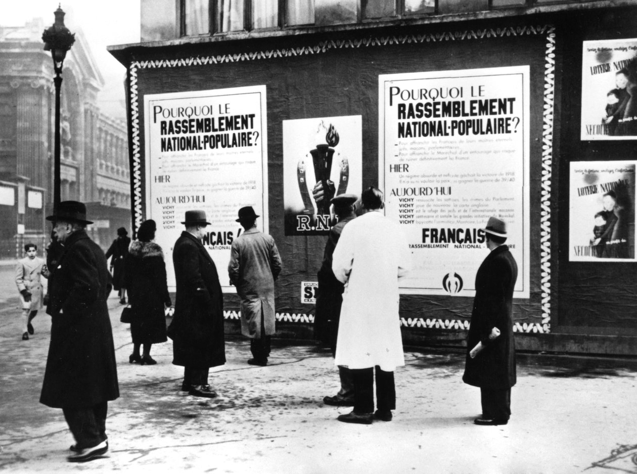 1941年2月，德军占领巴黎的全国人民联合会海报广告牌付清 作者 不明
