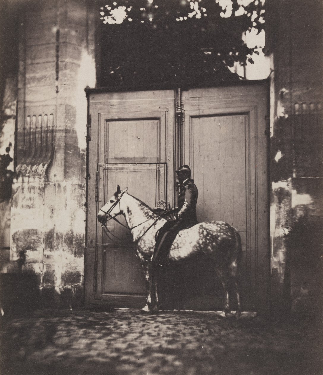 在门口前的黑骑士，c。 1855年。 作者 不明