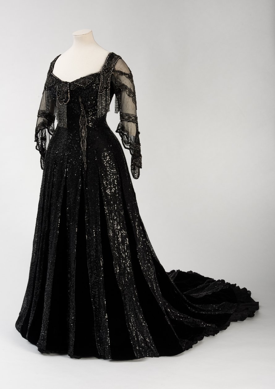 Black full length evening gown worn by Queen Alexandra, with bead and sequin decoration and incorporating Queen Alexandra’s signature black silk and gold lettered name tape, made by Barolet of Knightsbridge, London 1908-1910 (silk & velvet) 作者 不明