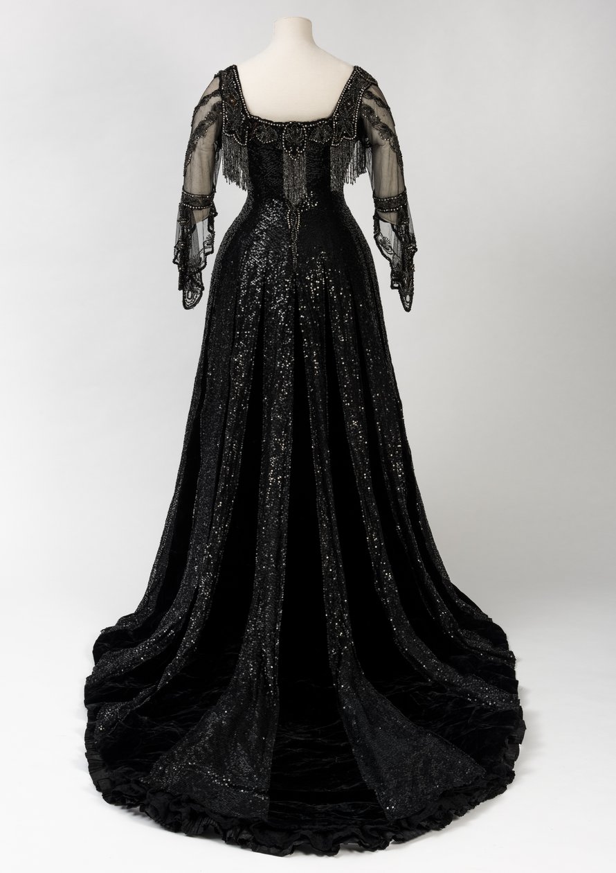 Black full length evening gown worn by Queen Alexandra, with bead and sequin decoration and incorporating Queen Alexandra’s signature black silk and gold lettered name tape, made by Barolet of Knightsbridge, London 1908-1910 (silk & velvet) 作者 不明
