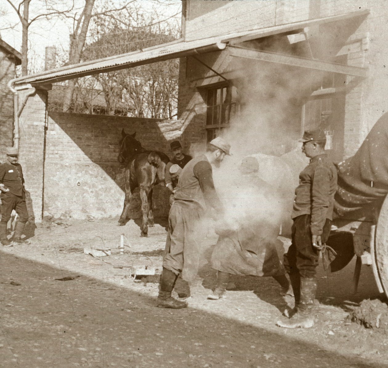 法国北部Suippes的铁匠擦鞋马，c1914-c1918 作者 不明