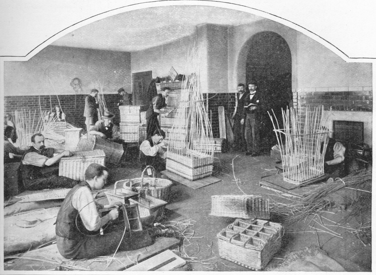 盲人制篮工正在工作，伦敦托特纳姆法院路，c1901 1903 作者 不明