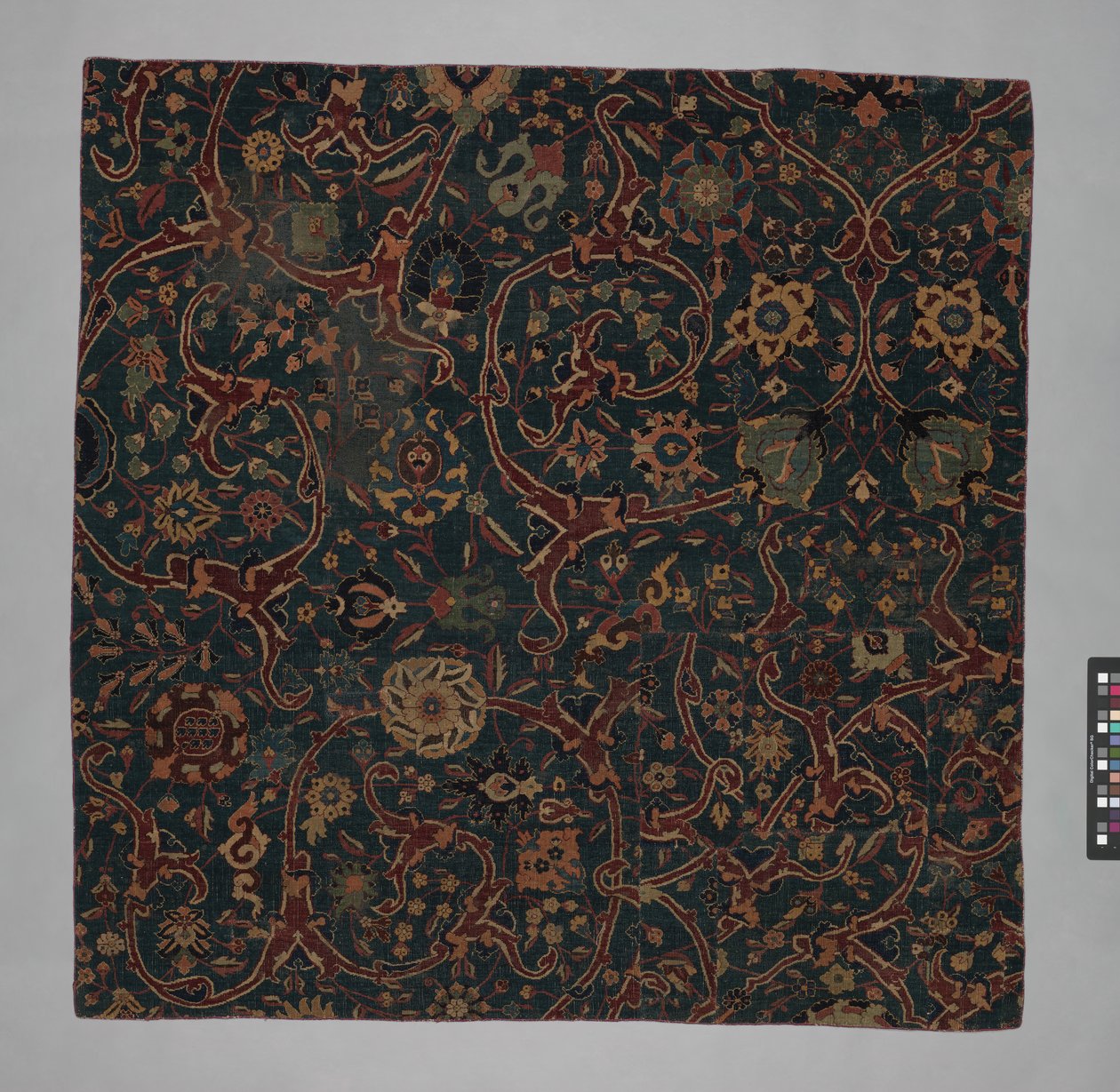 蓝地地毯碎片，带有滚动的花藤，伊朗，17世纪。 作者 不明