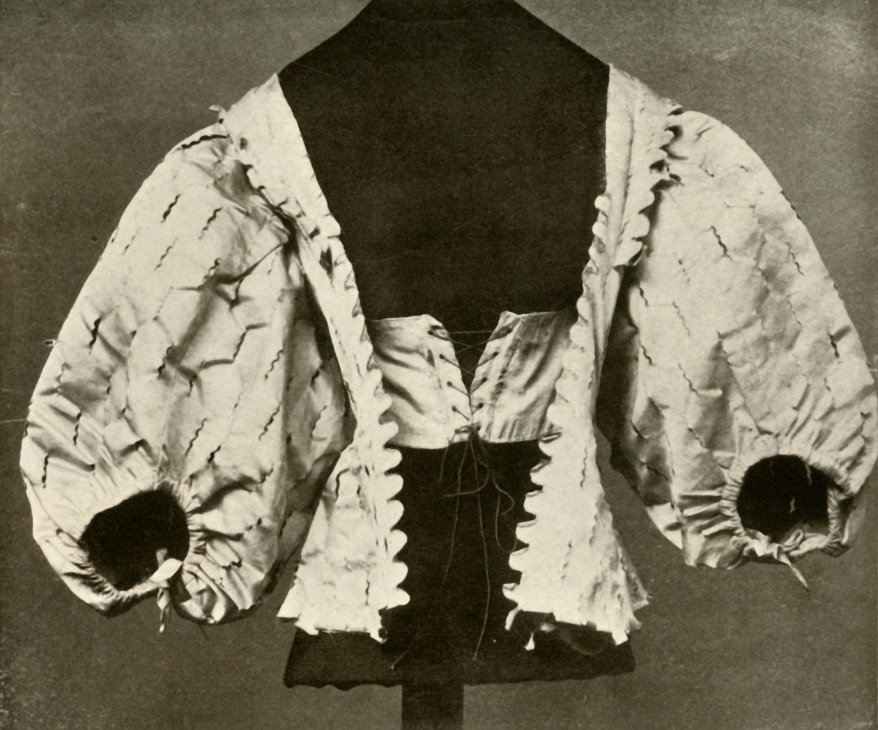 白色缎面紧身胸衣砍成粉红色，c1620-1640,1937年。 作者 不明