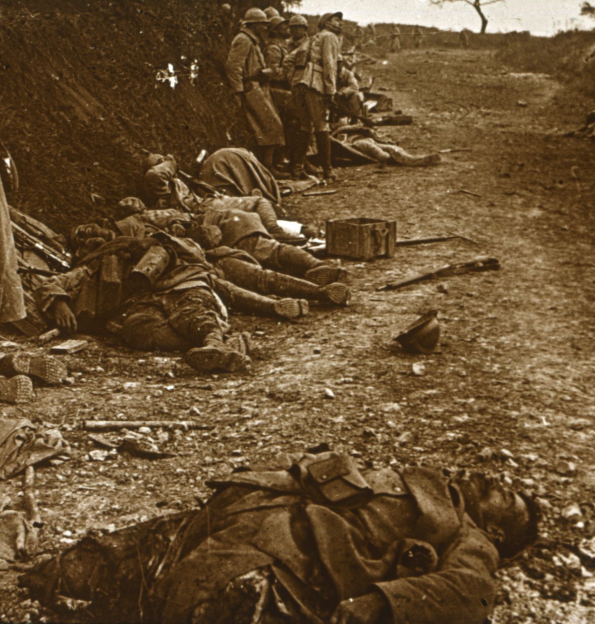 1918年法国北部占领库尔塞勒之后的遗体 作者 不明