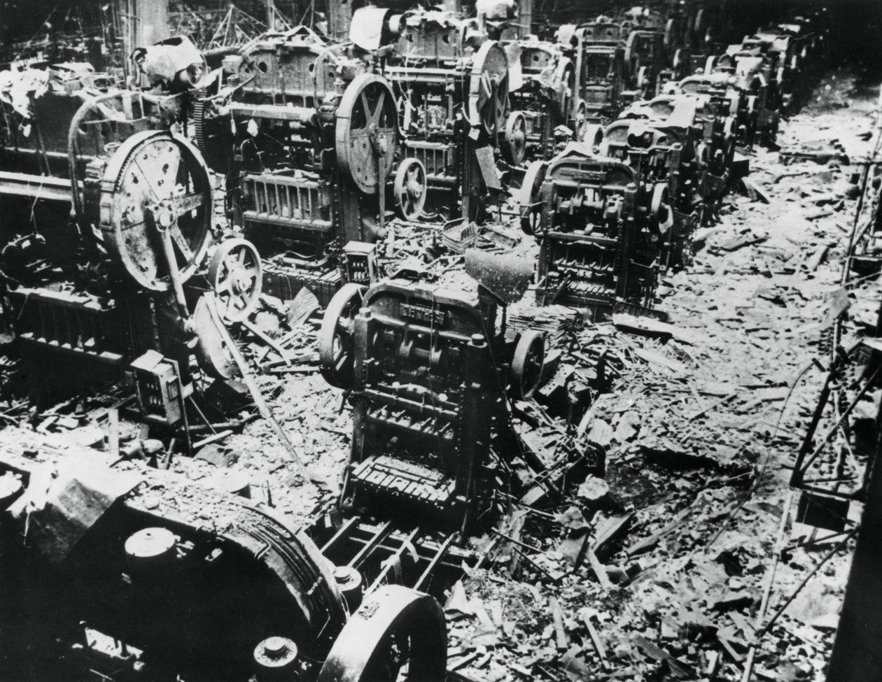 1943年4月4日，巴黎塞夫尔雷诺工厂的炸弹损坏 作者 不明