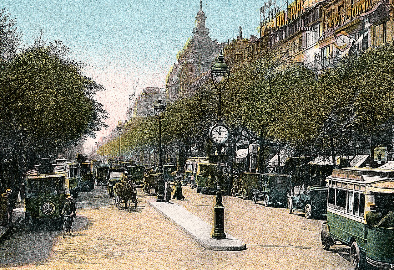 巴黎的Italiaens大道，大街上有汽车和公共汽车，c1900 作者 不明