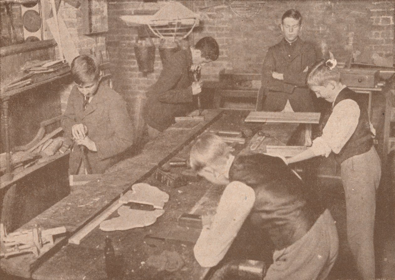 哈罗公学的男孩为伤员制作夹板，拐杖和其他物品，c1916年，1928年 作者 不明