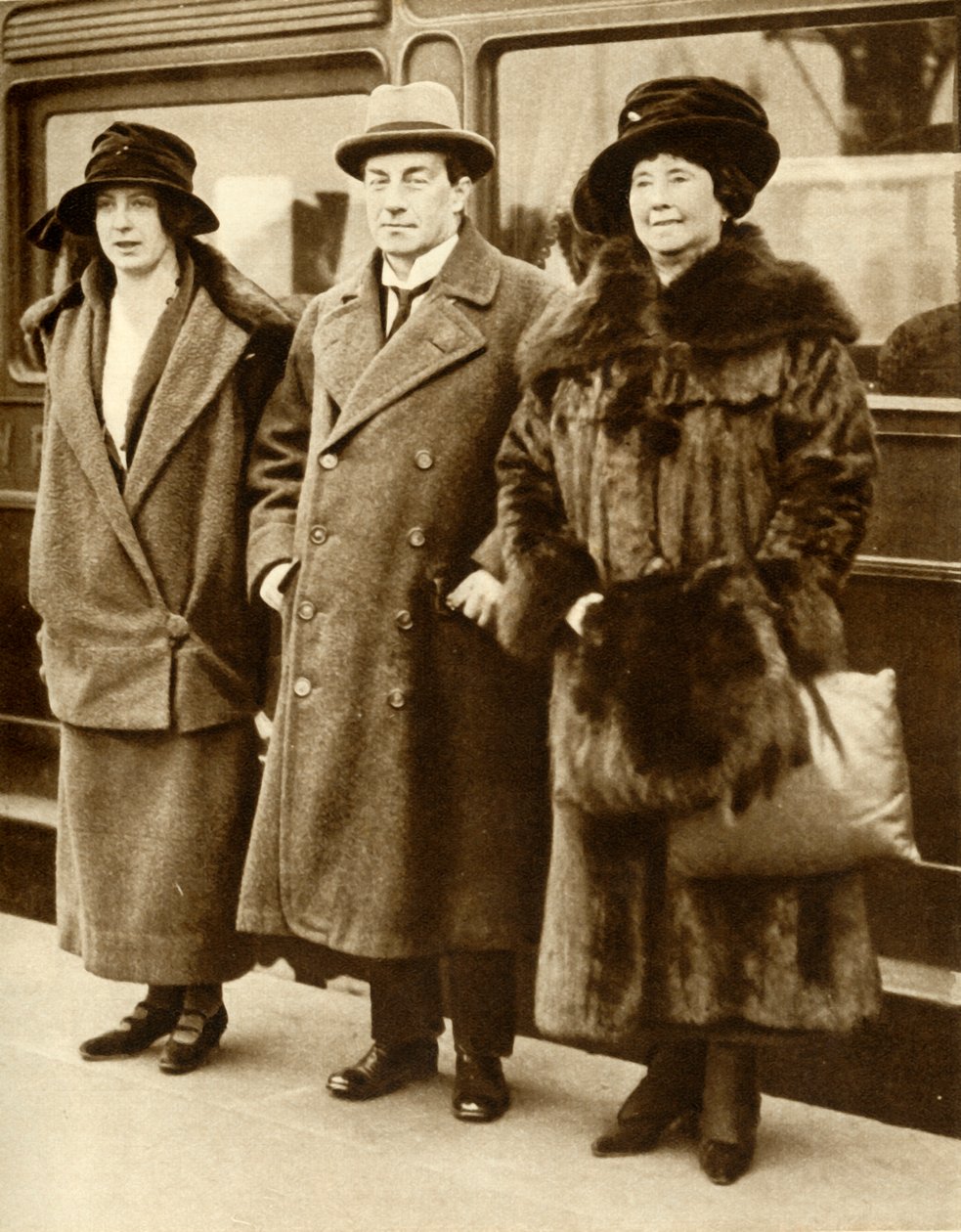英国首相斯坦利·鲍德温（Stanley Baldwin）和他的妻子和女儿伦敦（1935年1月27日）。 作者 不明