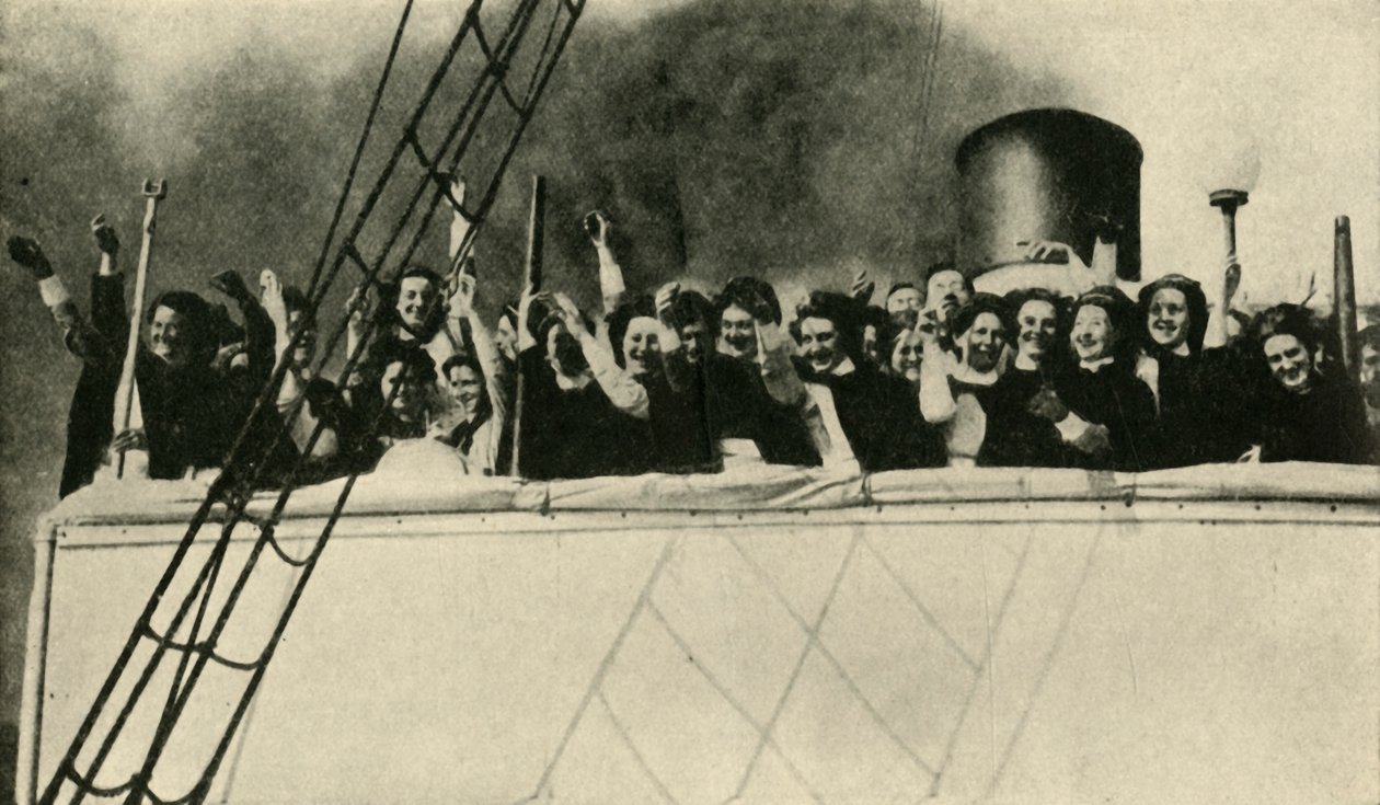 英国红十字会护士在前往前线的路上，第一次世界大战，1914年，c1920。 作者 不明