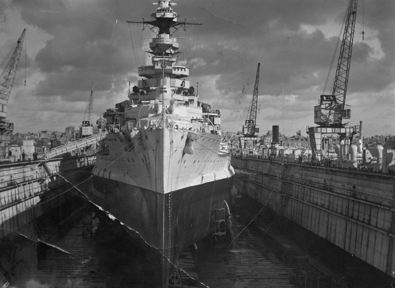 英国战舰HMS马来亚在马耳他浮动码头上，大约1937年 作者 不明