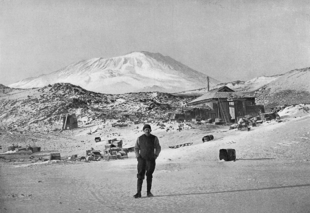 英国探险家欧内斯特·沙克尔顿在南极洲罗伊斯角大本营，1908年 作者 不明