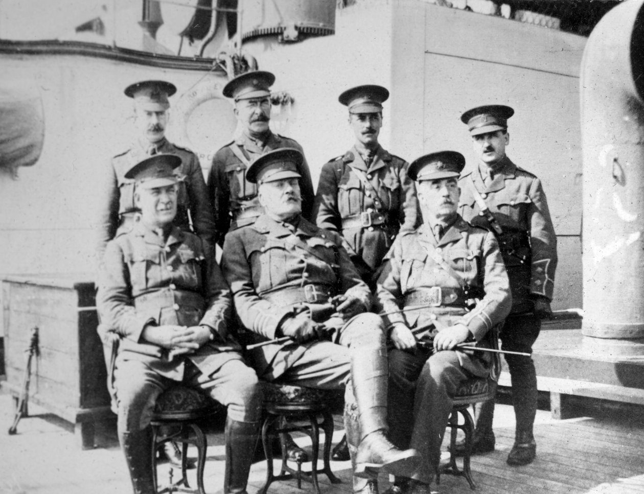 1914年11月，英国皇家爱德华邮轮上的英国军官停泊在绍森德附近 作者 不明