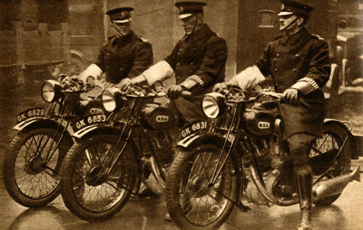 英国警察乘坐BSA摩托车，1931年，1933年。 作者 不明