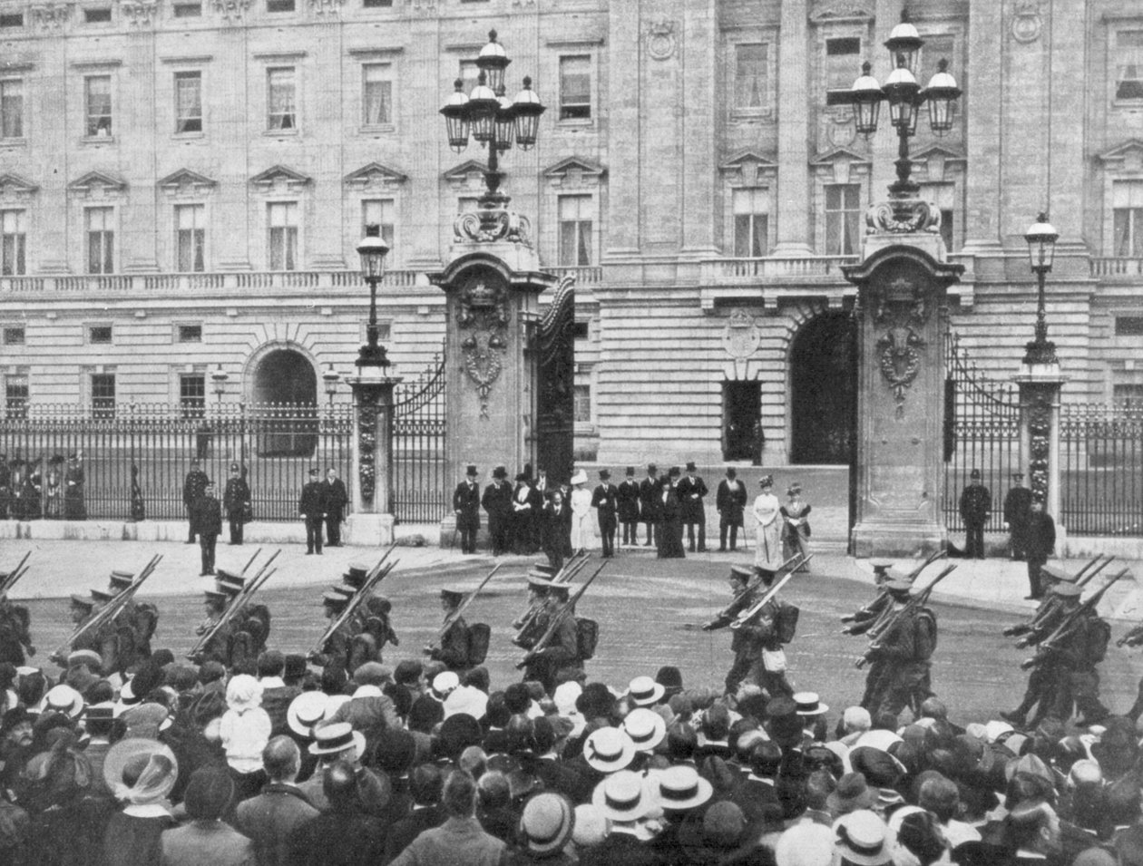 1914年8月，英国士兵向伦敦白金汉宫进发 作者 不明