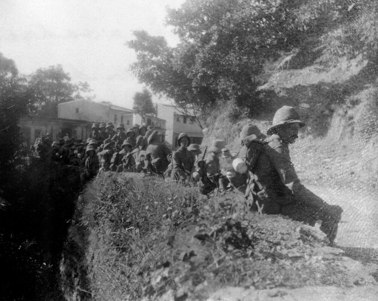 1917年，印度士兵在卡尔西和查克拉塔之间的路线上休息 作者 不明