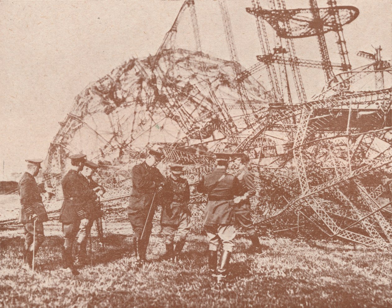 英国参谋部人员检查在英格兰降落的齐柏林飞艇的残骸，c1917 1919 作者 不明