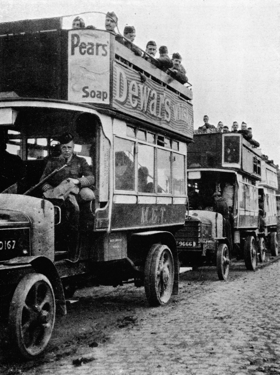 1915年，英军被公共汽车转移到线路的新部分 作者 不明