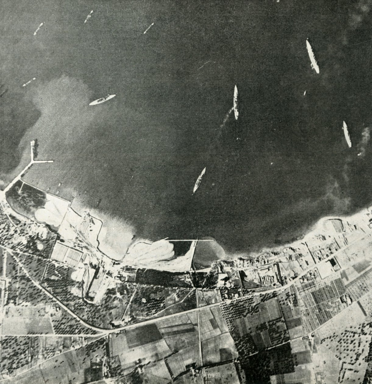 第二次世界大战（1940-1942 1944）在马耳他海岸附近的英国军舰。 作者 不明