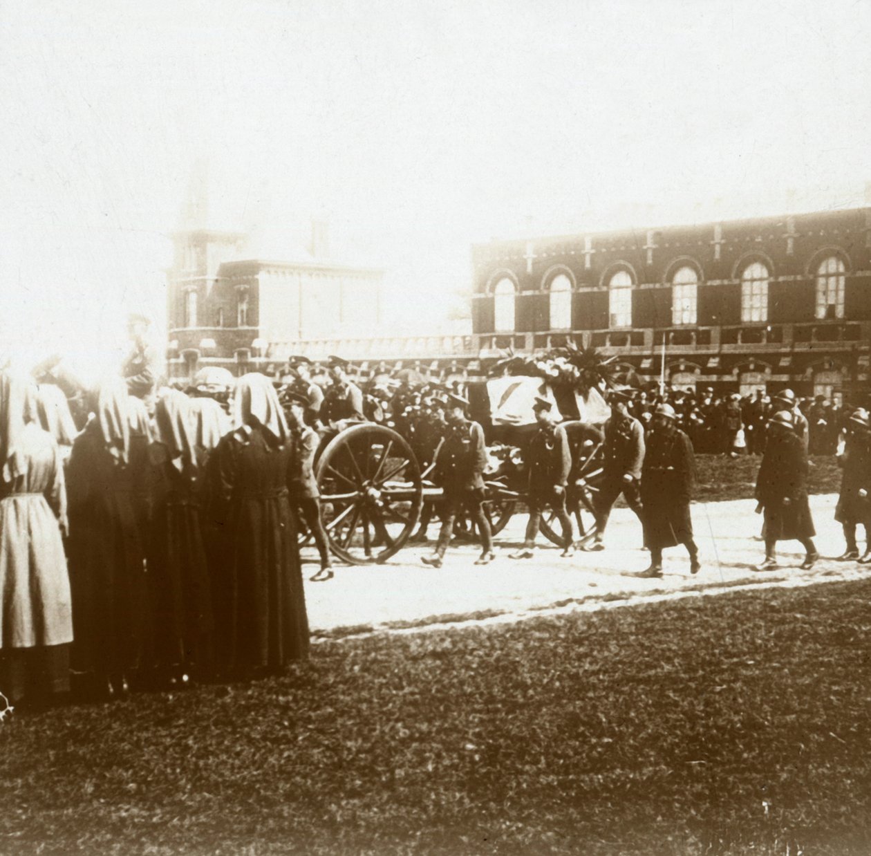 伊迪丝·卡维尔（Edith Cavell）埋葬，比利时布鲁塞尔，1915年 作者 不明