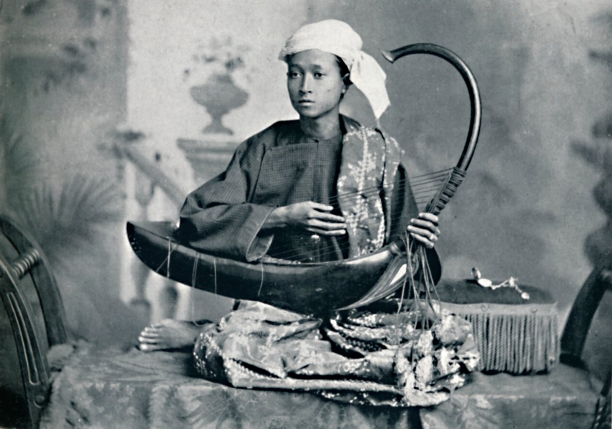缅甸竖琴演奏家，1902年 作者 不明