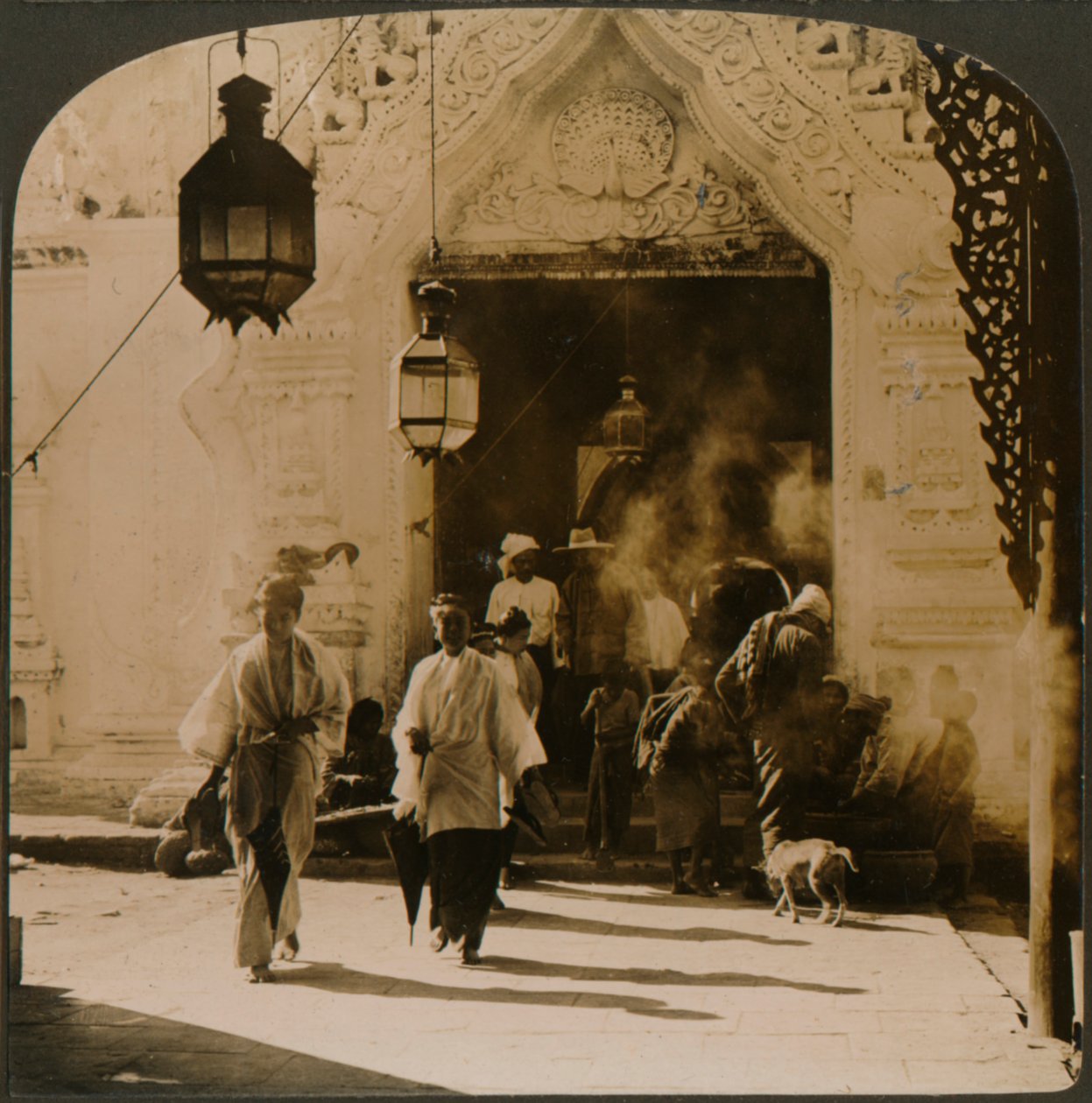 1907年，缅甸女士在前往曼德勒市集的路上 作者 不明