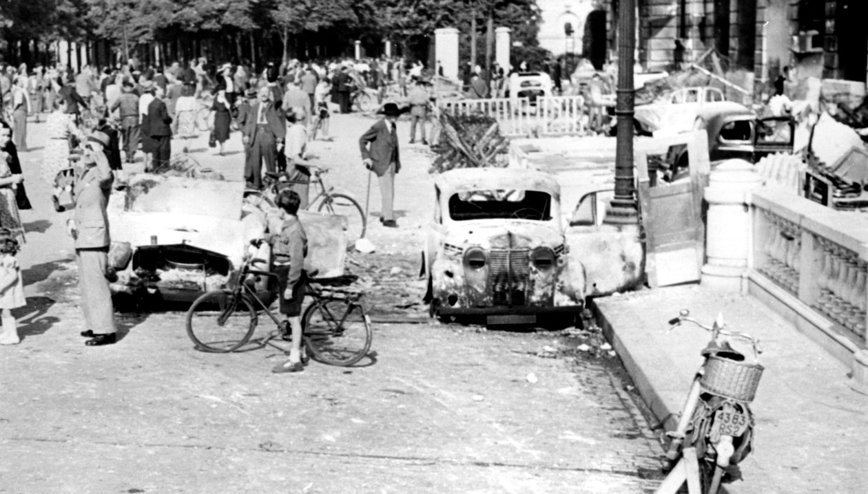 烧毁的汽车，协和广场，巴黎解放，1944年8月 作者 不明