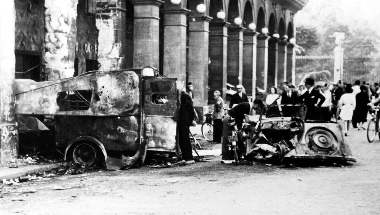1944年8月25日，巴黎解放，在卡斯蒂廖内街（Rue de Castiglione）烧毁的车辆 作者 不明