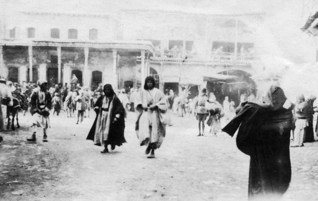 美索不达米亚摩苏尔的繁忙广场，1918年 作者 不明