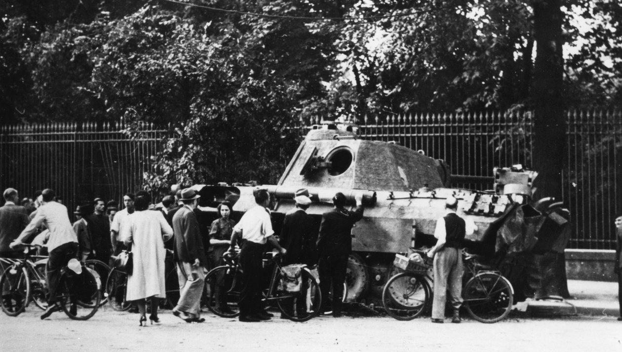 旁观者在1944年8月解放巴黎的美第奇街上检查一辆废弃的坦克 作者 不明