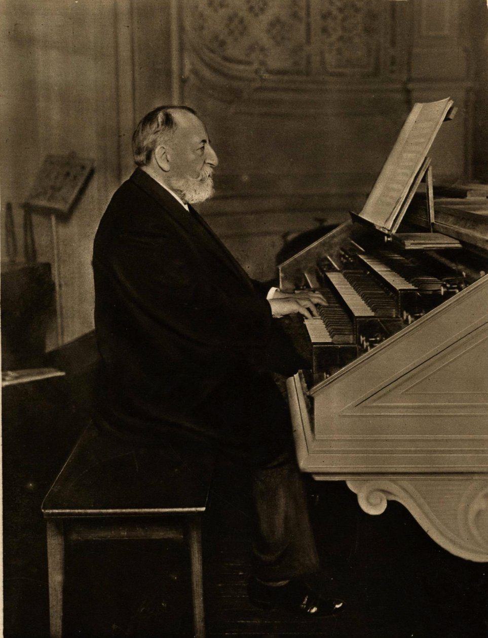 卡米尔·圣桑（CamilleSaint-Saëns）1835-1921年在风琴上演奏。 作者 不明