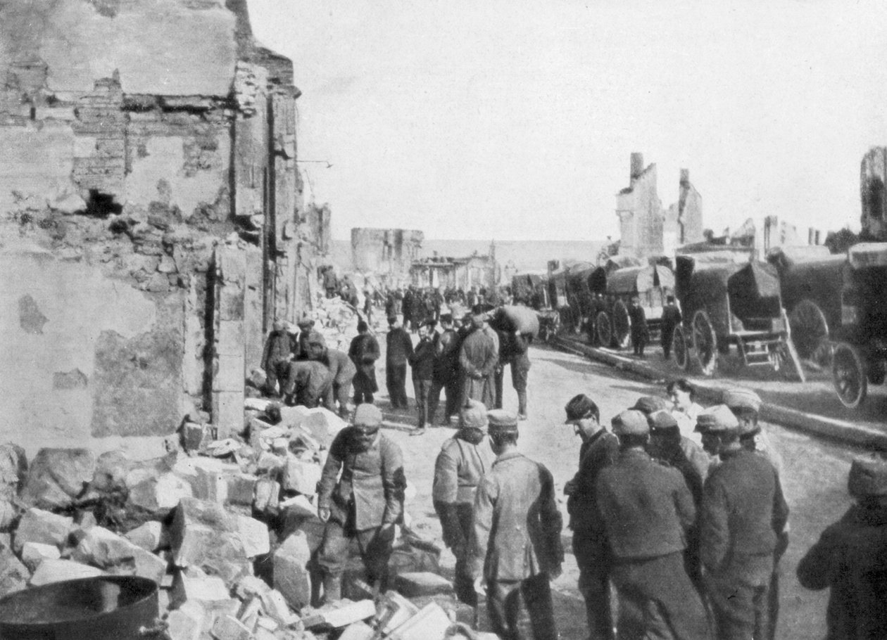 1914年，法国俘虏从法国克莱蒙昂阿贡的街道上清除残骸 作者 不明