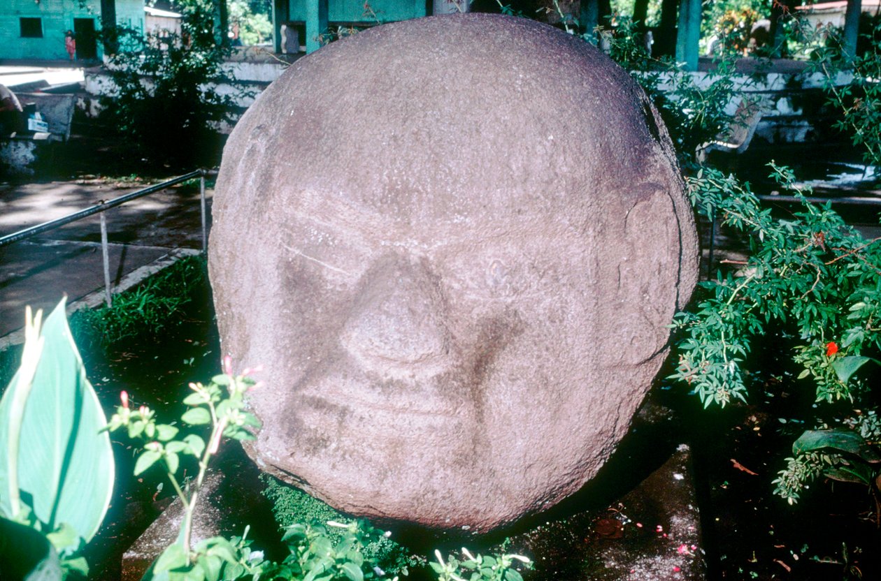 公元前1500年至公元前时期，危地马拉蒙特阿尔托雕刻的整体头 作者 不明