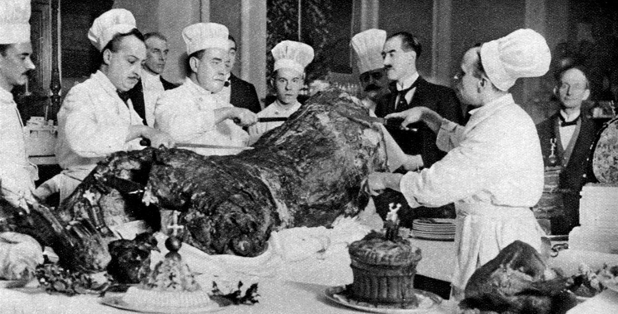 1926-1927年在伦敦市政厅举行的年度宴会上雕刻牛肉的一面 作者 不明