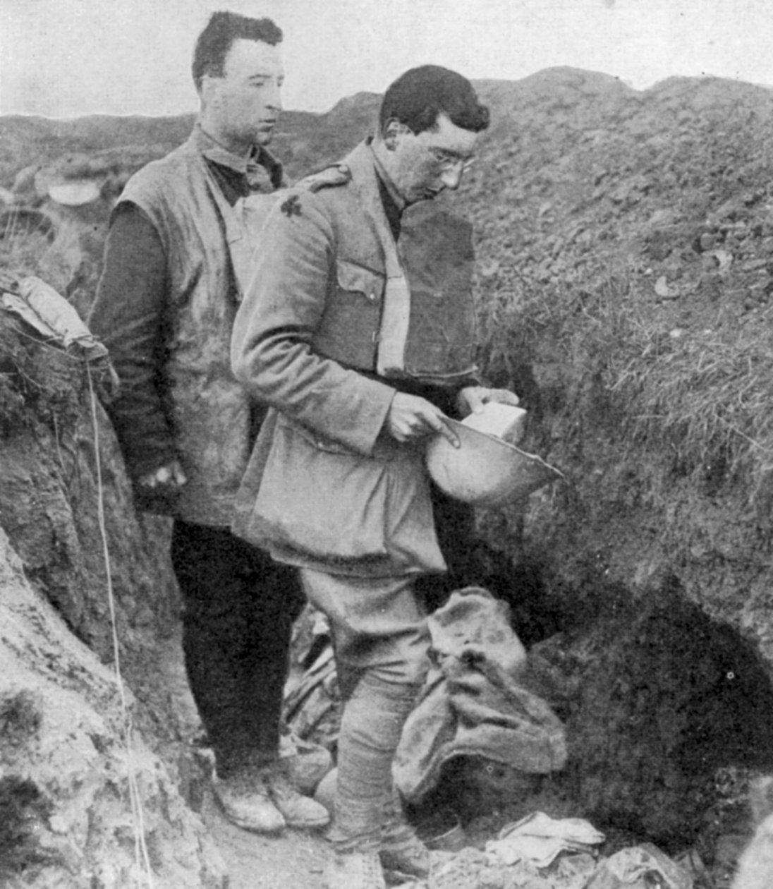 蒙斯特一级教士说，对在战trench中丧生的士兵进行葬礼，1918年 作者 不明