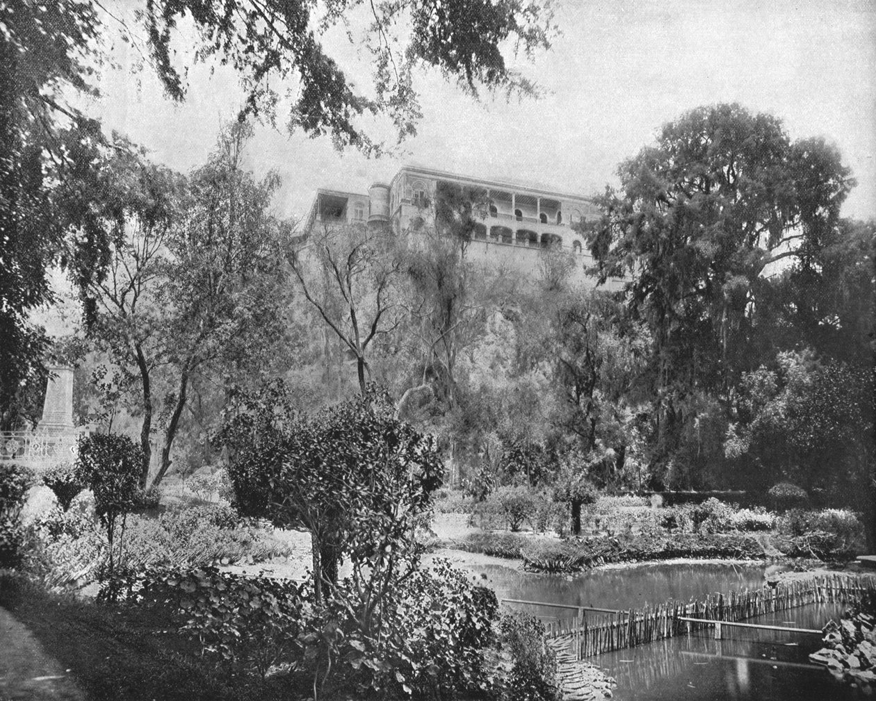 墨西哥墨西哥城查普尔特佩克（Chapultepec），摄于1900年。 作者 不明