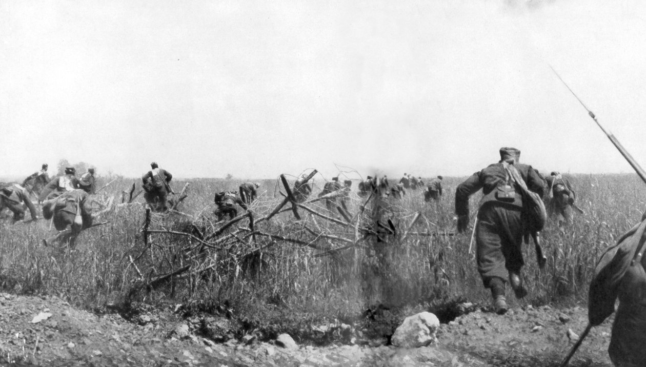 1915年6月7日，法国苏阿维斯一团在法国阿图瓦斯图文特高原冲锋 作者 不明