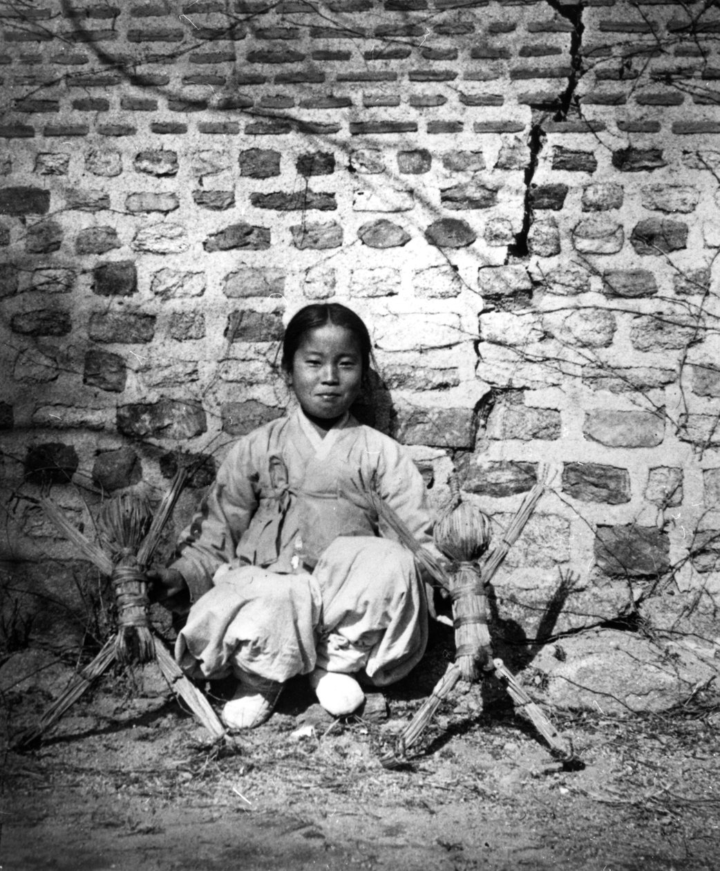 坐在墙边的孩子，韩国，c1900 作者 不明