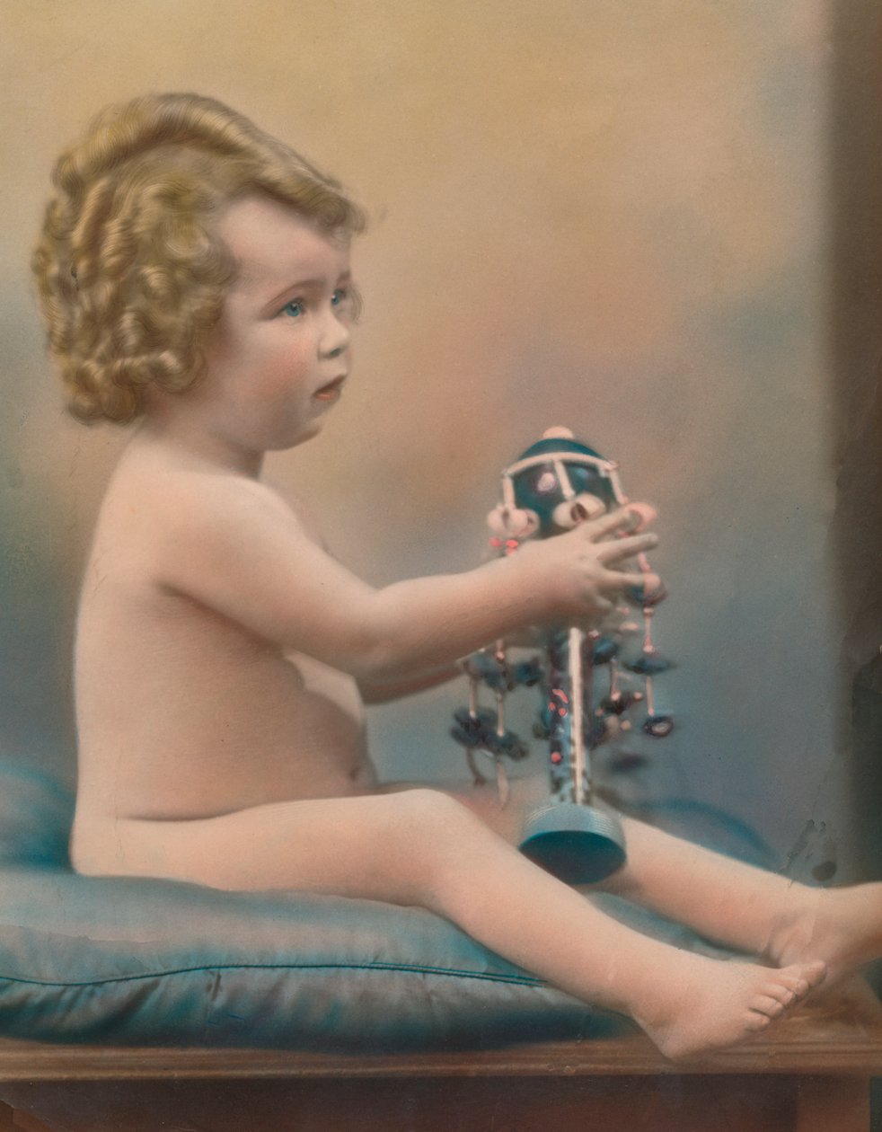 带玩具的孩子，c1920 作者 不明