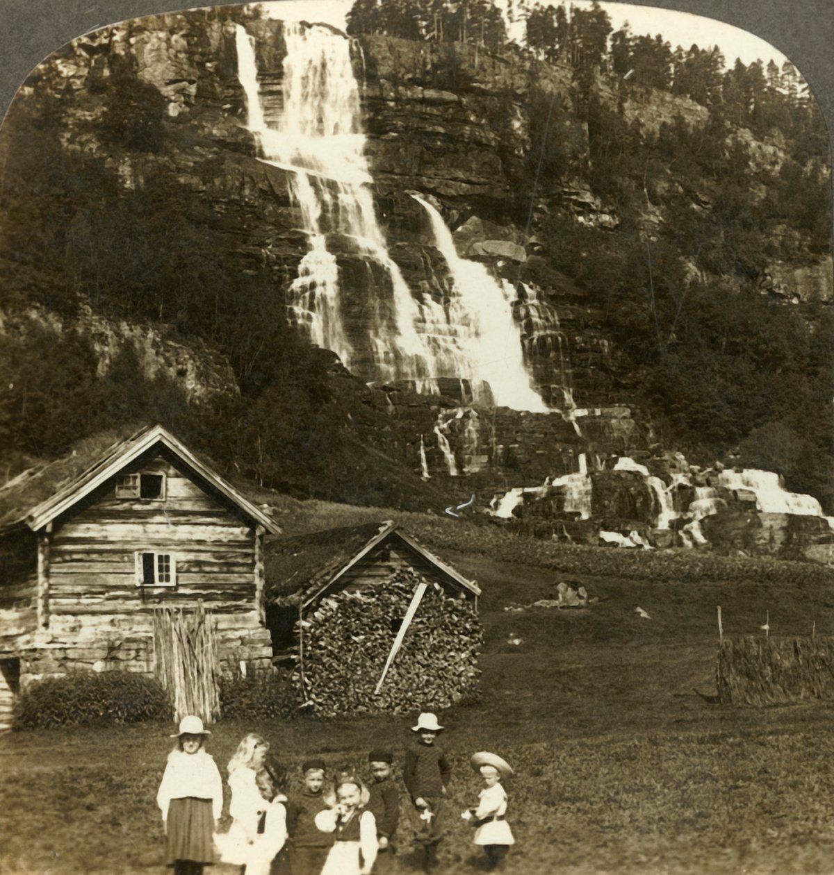1905年，挪威沃斯万根，一个带梯田特温德瀑布的农民田里的孩子们在玩耍。 作者 不明