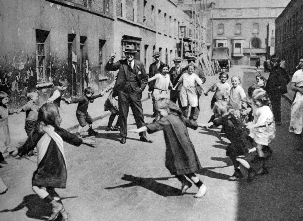1926-1927年，伦敦，孩子们在街上跳舞 作者 不明