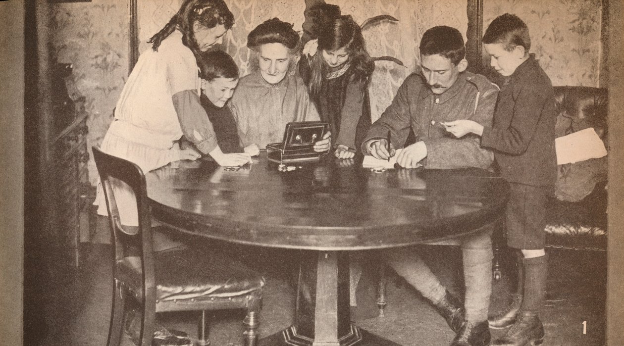孩子们清空他们的存钱罐投资战争贷款，c1917，1935年 作者 不明