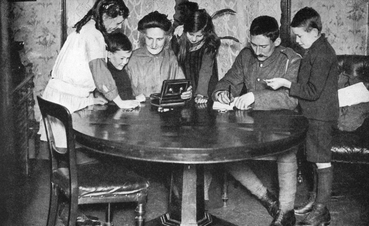 1936年，孩子们清空存钱罐投资战争债券 作者 不明