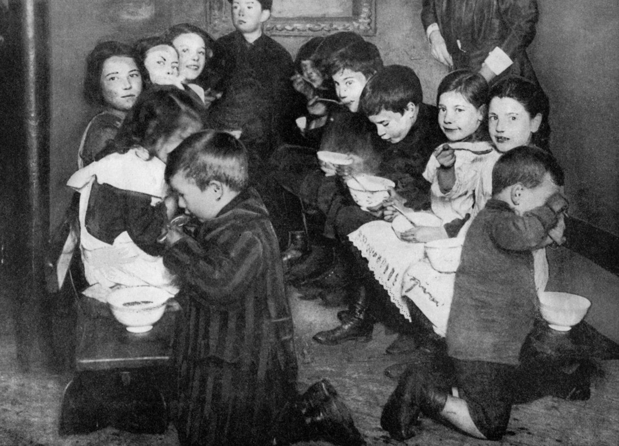 公用厨房里的孩子们，伦敦，1917年，1936年 作者 不明