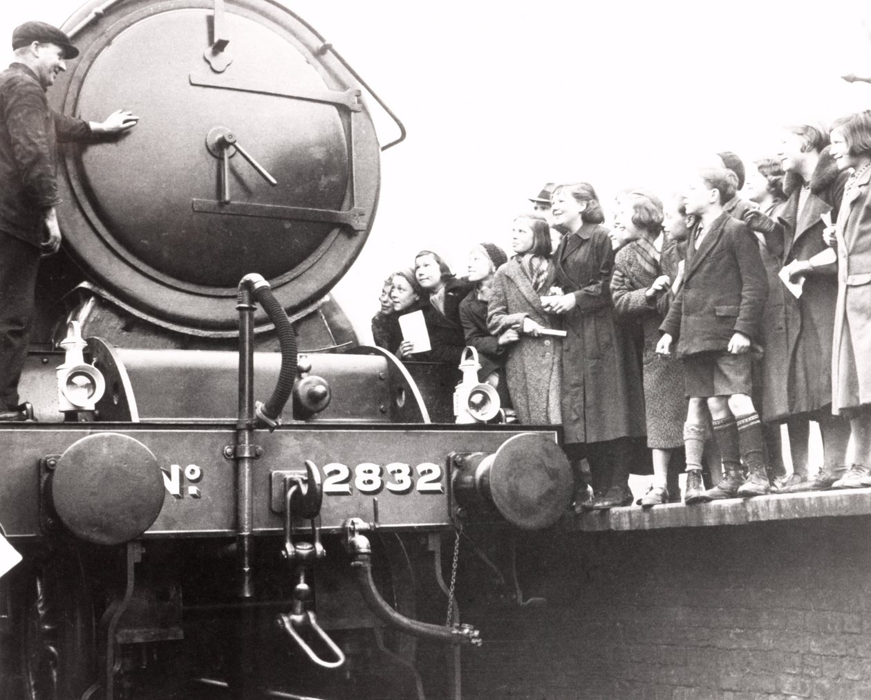 1936年3月3日，孩子们在看一个蒸汽机车 作者 不明