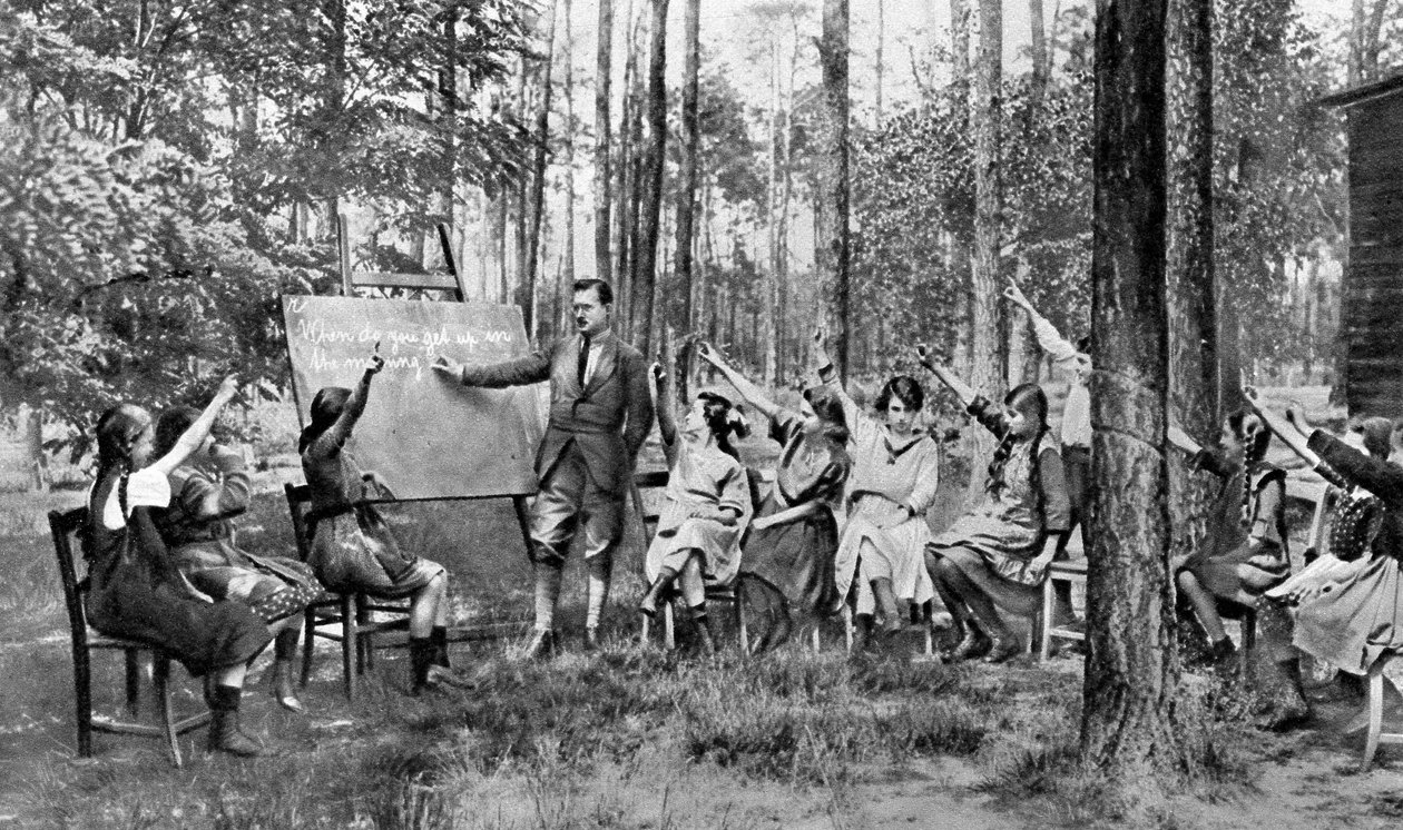 1922年，儿童在夏洛滕堡森林里上英语课，德国柏林 作者 不明